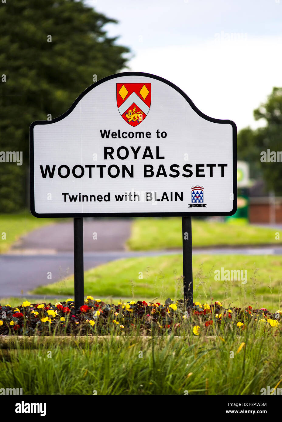 Nouvelle Ville Royal Wootton Basset signe après la ville a été accordée la protection royale en mars 2011 par Elizabeth II Banque D'Images
