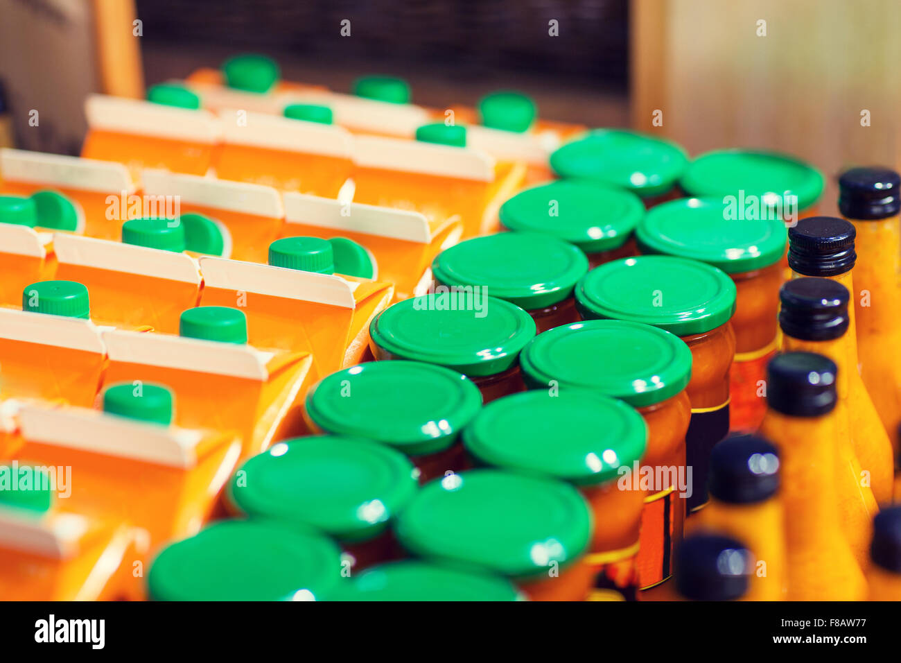 Pots et flacons avec des aliments bio eco à marché Banque D'Images