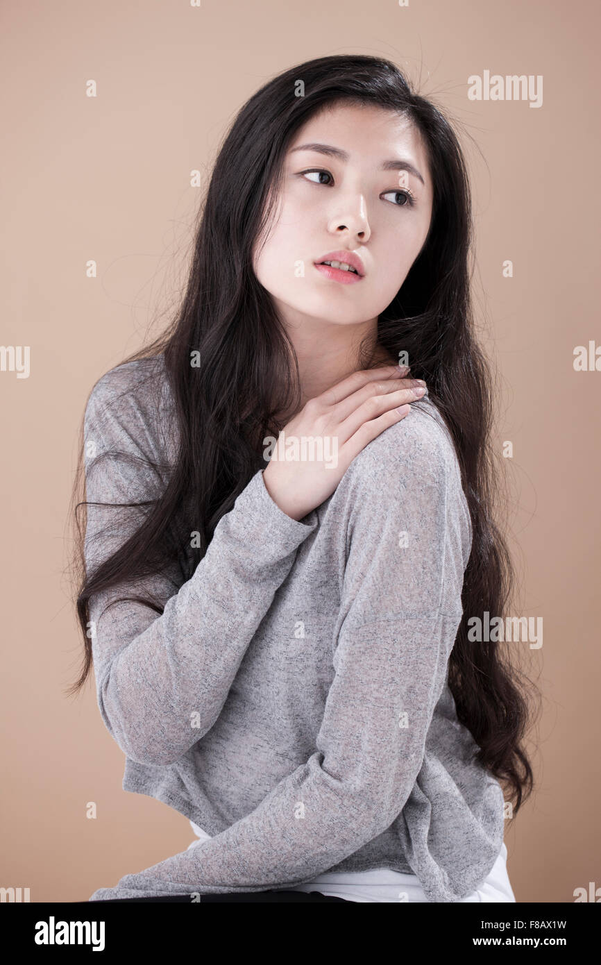 Portrait de jeune femme à la longue chevelure ondulée jusqu'à Banque D'Images