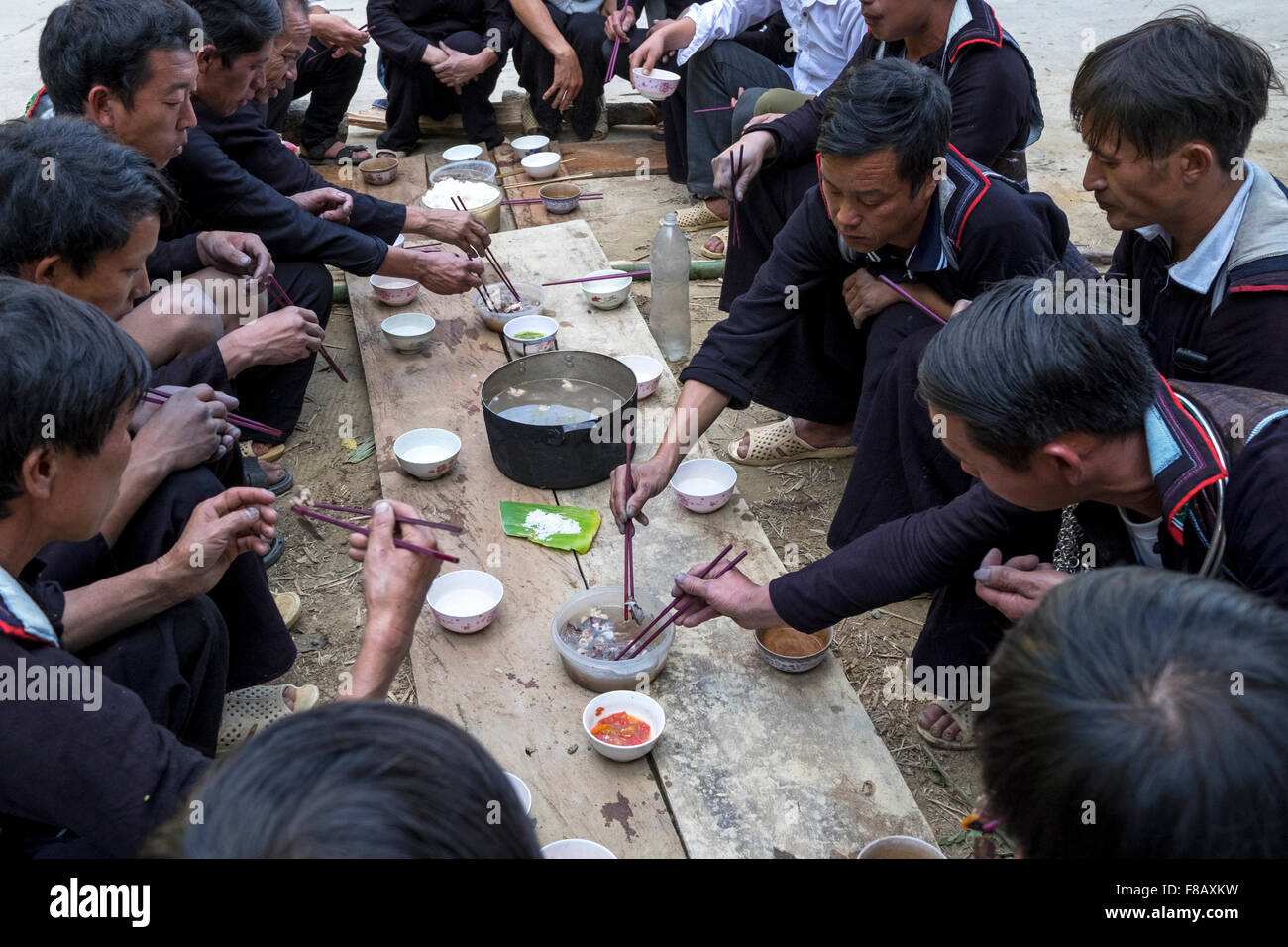 Les hommes Hmong assister à une fête dans une cérémonie funéraire dans le village de Ri Sa, Lao Cai Province, Vietnam. Banque D'Images