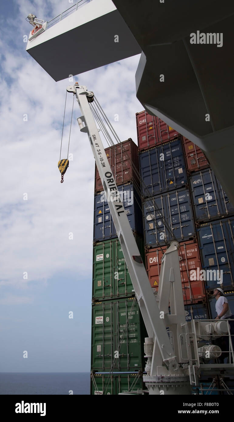 Un membre de l'équipe de Corte Real container ship regarde la grue du navire pour vérifier l'ajustement récent de l'angle. Banque D'Images