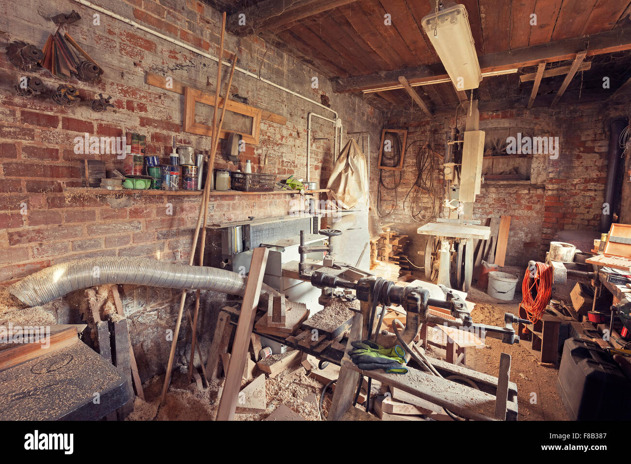 Tons rétro ancien atelier de charpentier de l'intérieur. Banque D'Images