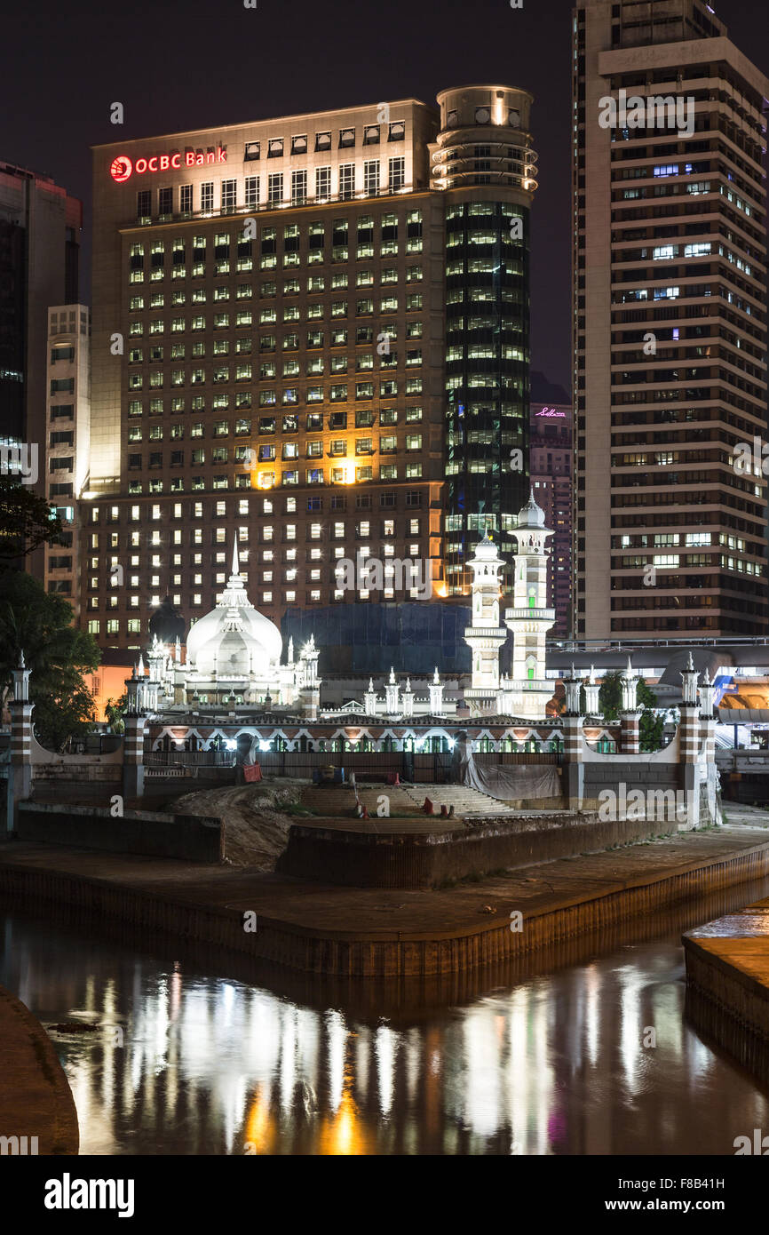 Une vue de la nuit de l'un des plus ancienne mosquée de Kuala Lumpur, Masjid Jamek, et immeubles de la banque au cœur de la Malaisie capitale Banque D'Images