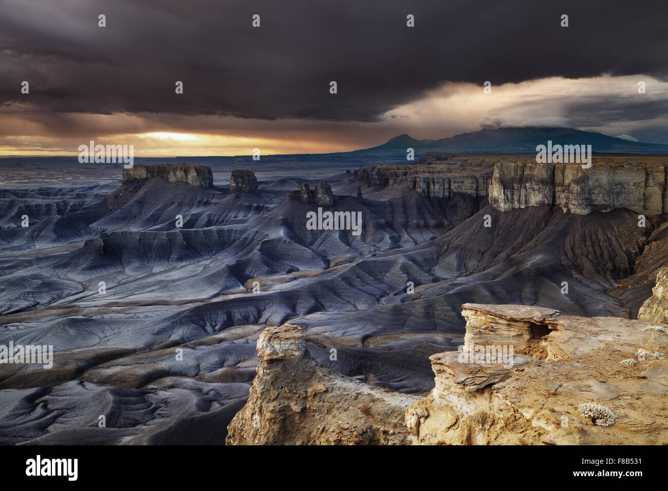 Donnent sur le paysage lunaire au lever du soleil dans le désert de l'Utah, USA Banque D'Images