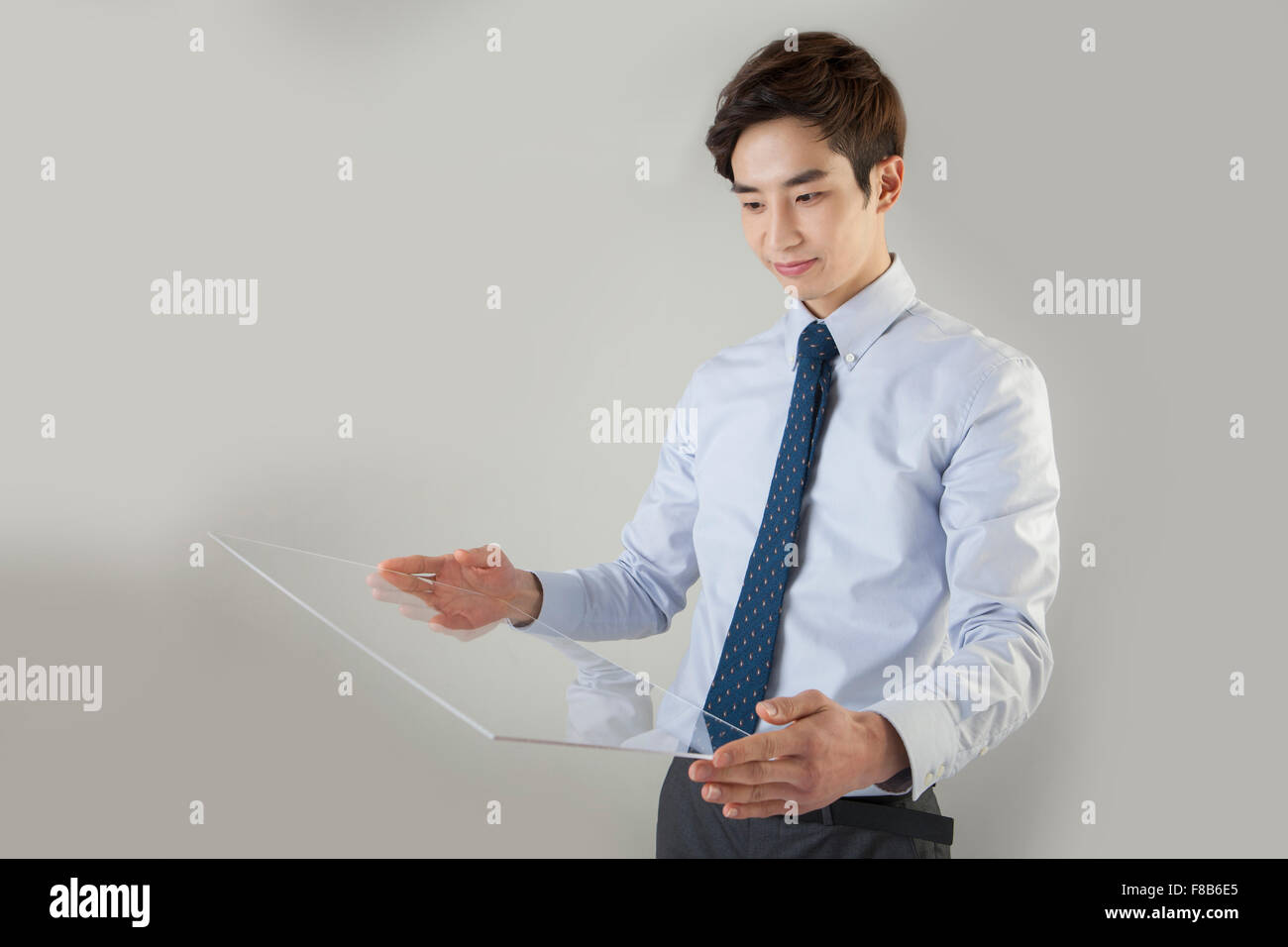Businessman holding écran tactile et à le regarder Banque D'Images