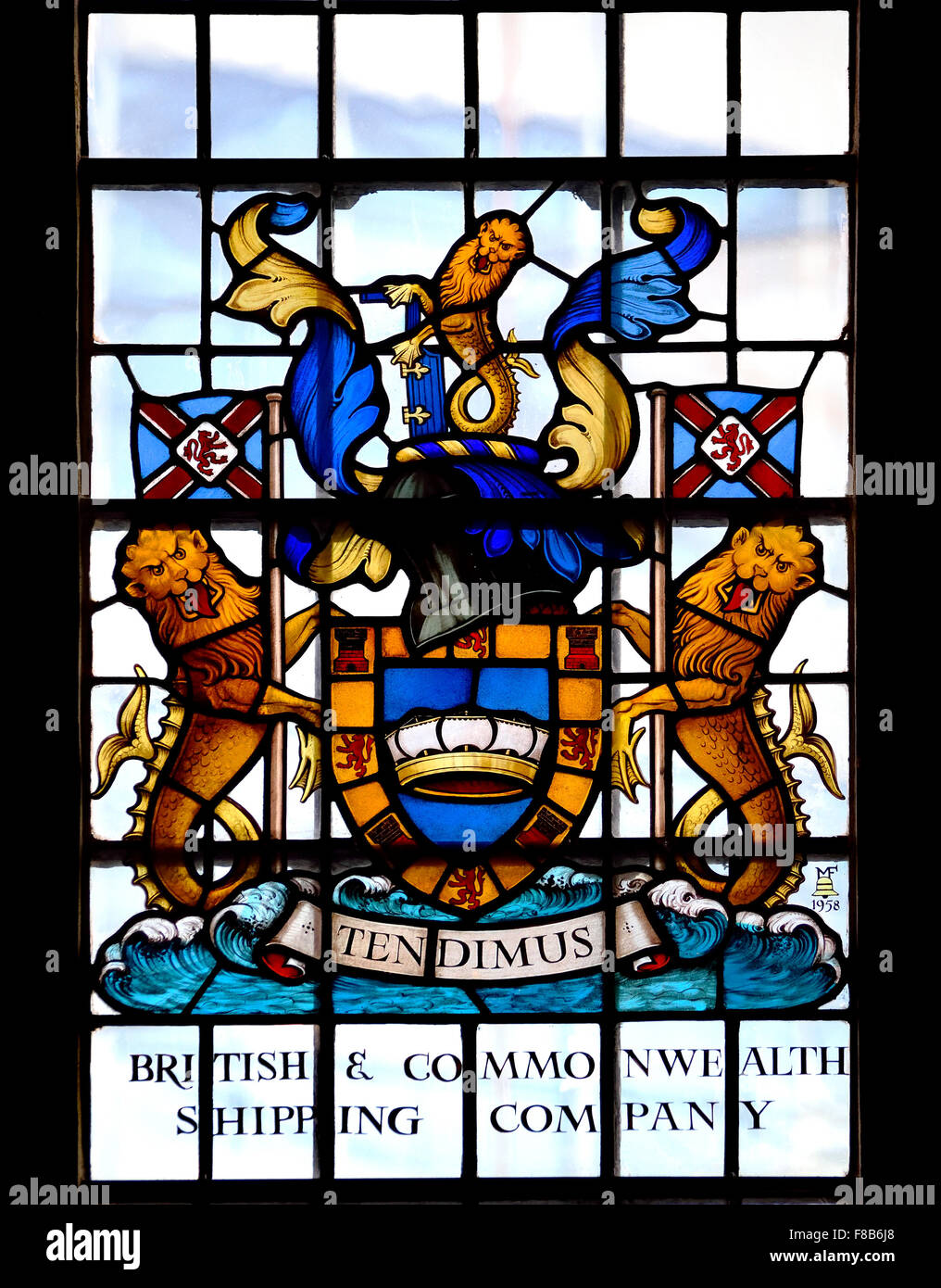 Londres, Angleterre, Royaume-Uni. Église de All Hallows par la tour. Vitrail : British & Commonwealth Shipping Company Banque D'Images