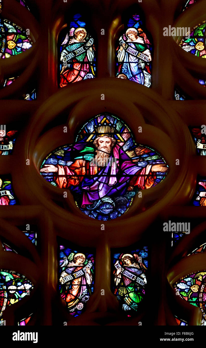 Londres, Angleterre, Royaume-Uni. Eglise catholique romaine de l'English Martyrs, Tower Hill. Vitrail : le Christ crucifié entouré Banque D'Images