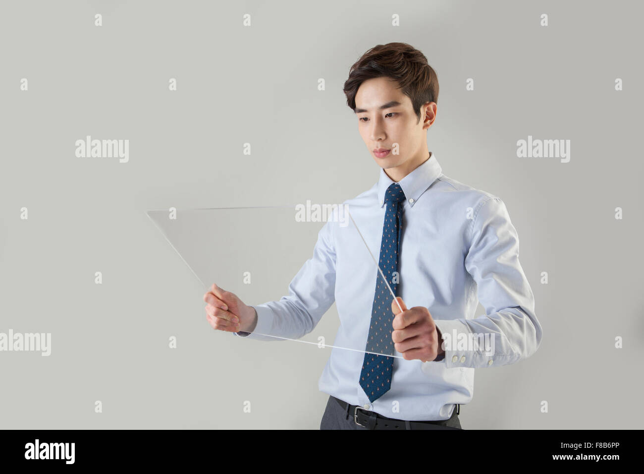 Businessman holding écran tactile et à la bas Banque D'Images