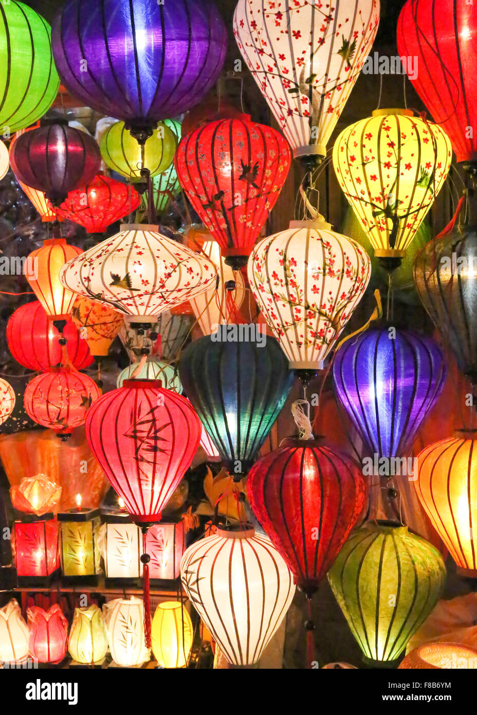 Lanternes traditionnelles asiatiques colorés sur une échoppe de marché Banque D'Images