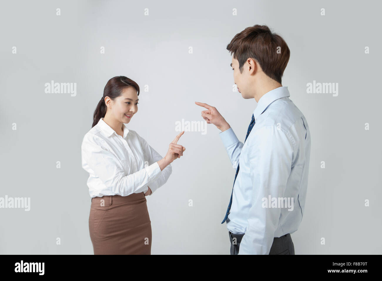 L'homme et la femme dans des tenues officielles touchant un écran placé entre eux Banque D'Images