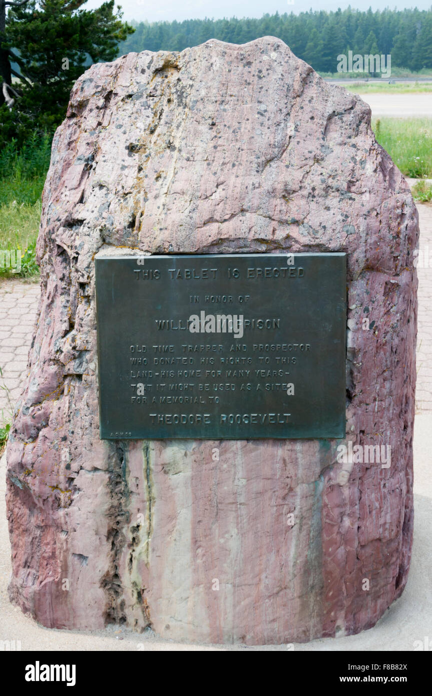 Plaque commémorative à William "Bill" glissante Morrison qui a fait don de terrains pour Roosevelt Memorial obélisque à Marias Pass, Montana, USA Banque D'Images