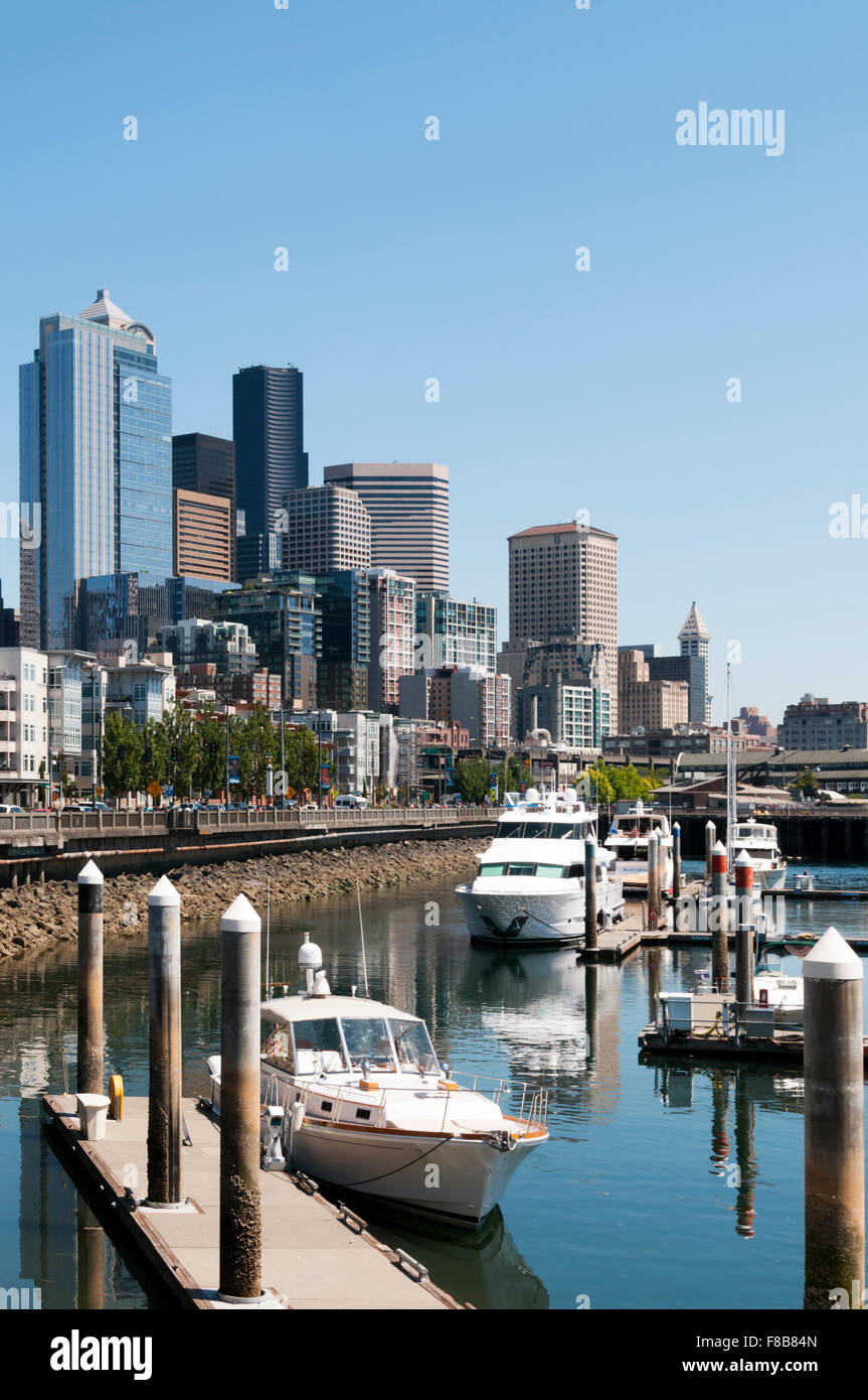 Gratte-ciel bâtiments le long front de mer de Seattle. Banque D'Images
