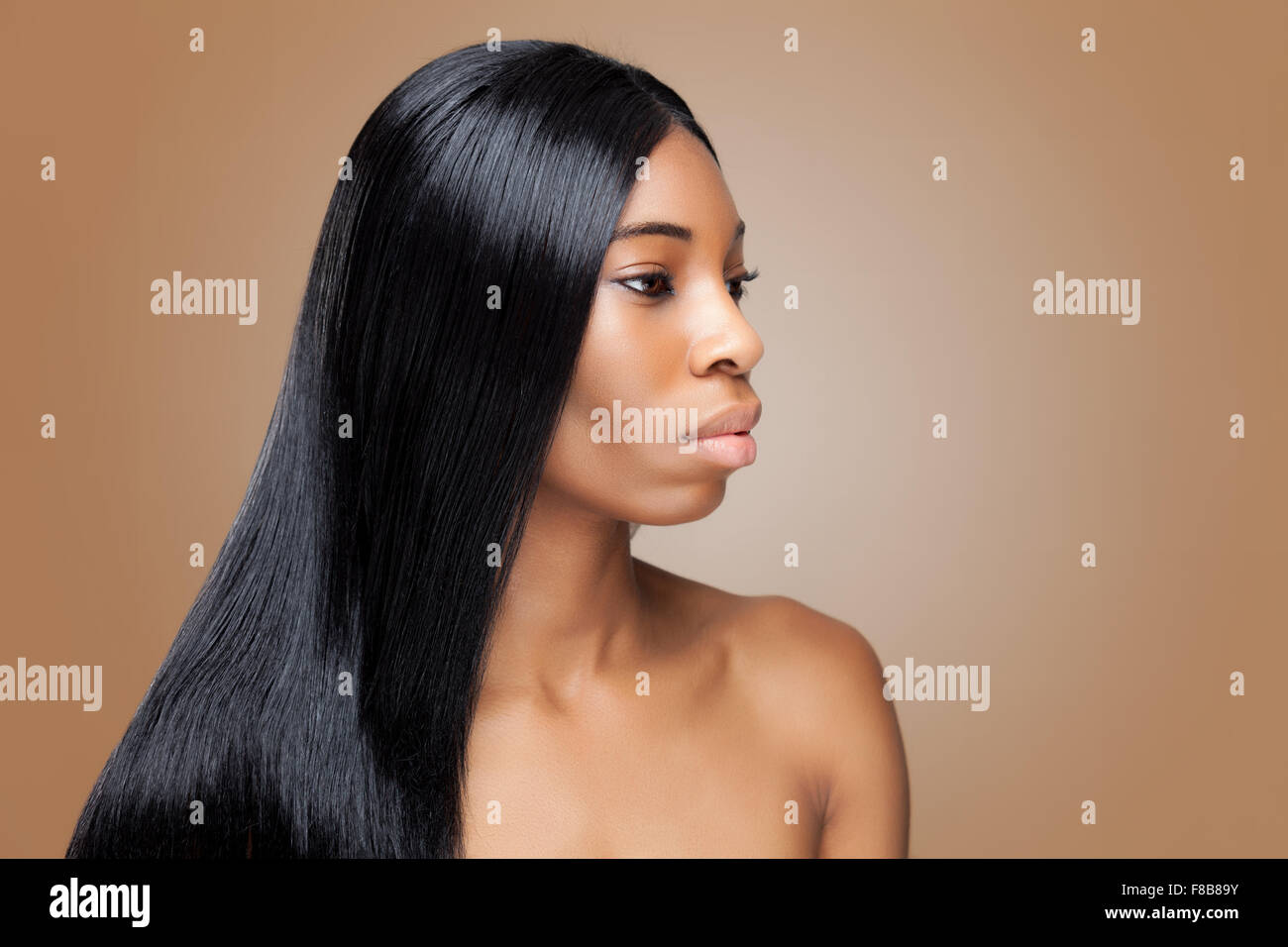 Belle jeune femme noire avec de longs cheveux raides Banque D'Images