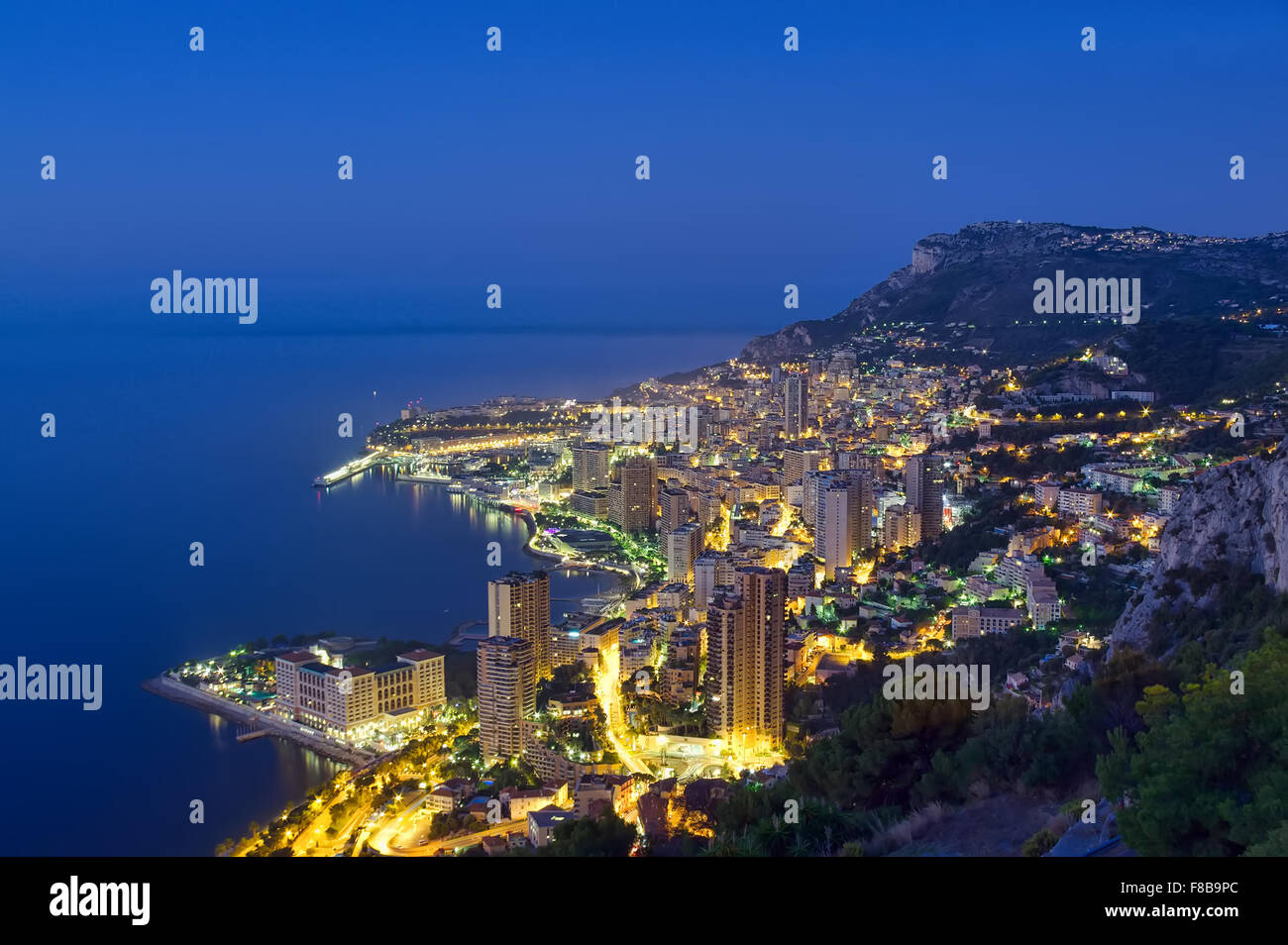 Monaco, Monte Carlo côte par nuit Banque D'Images
