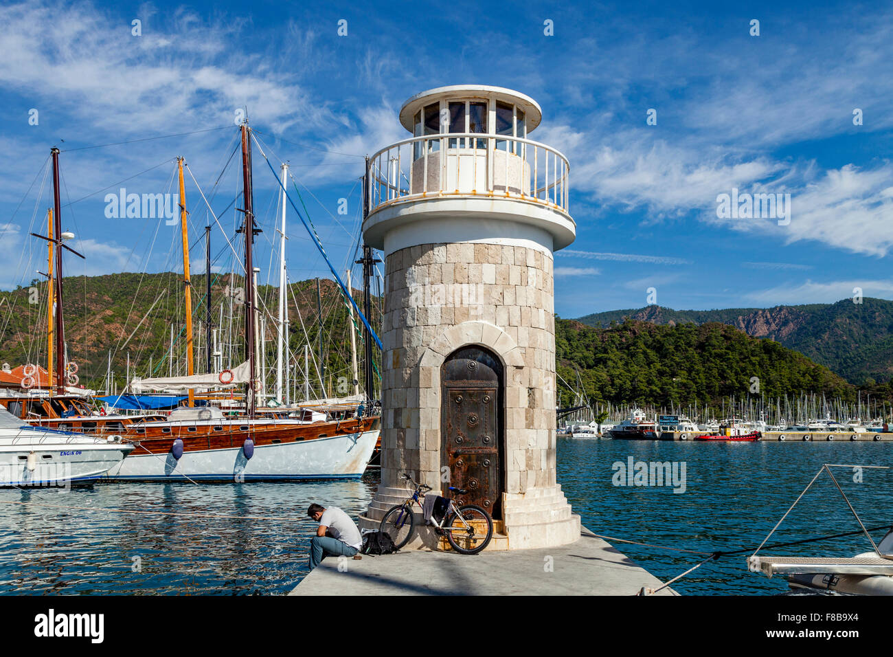 Un habitant de la pêche par le Phare, Marmaris, Province de Mugla, Turquie Banque D'Images