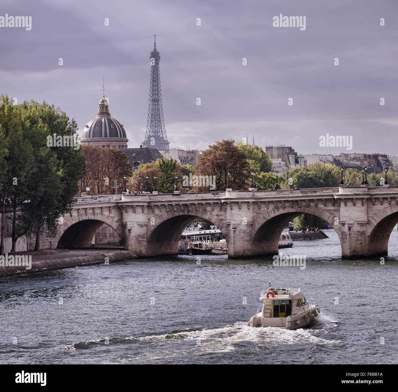 La ville de Paris avec la Tour Eiffel, pont et voile Banque D'Images