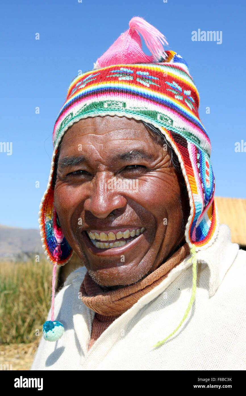 Les Indiens Uros Homme portant Chapeau tricoté coloré Banque D'Images