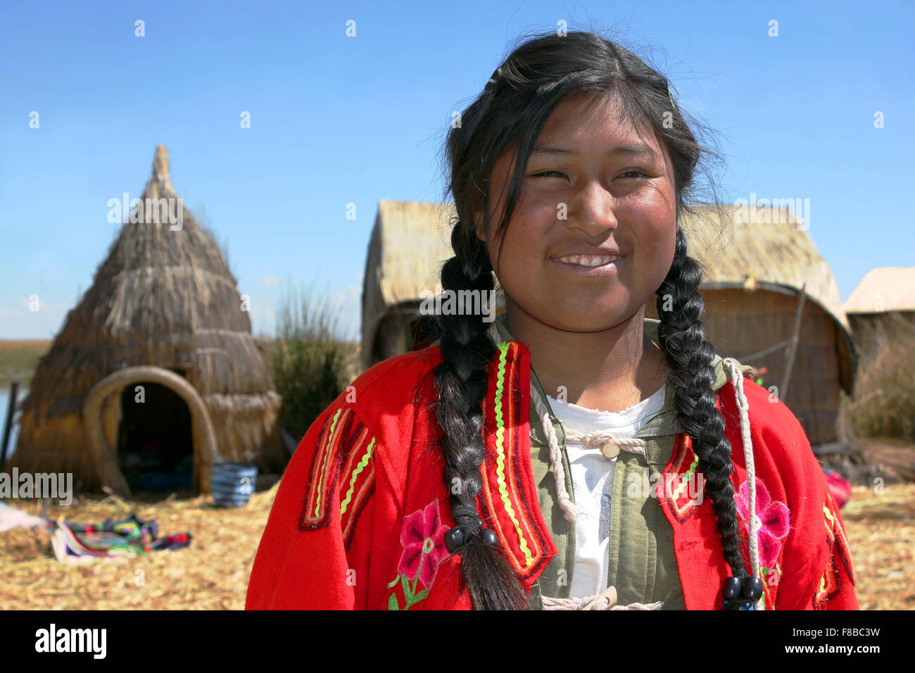 Les Indiens Uros Smiling Girl sur les îles flottantes, Lac Titicaca, Pérou Banque D'Images