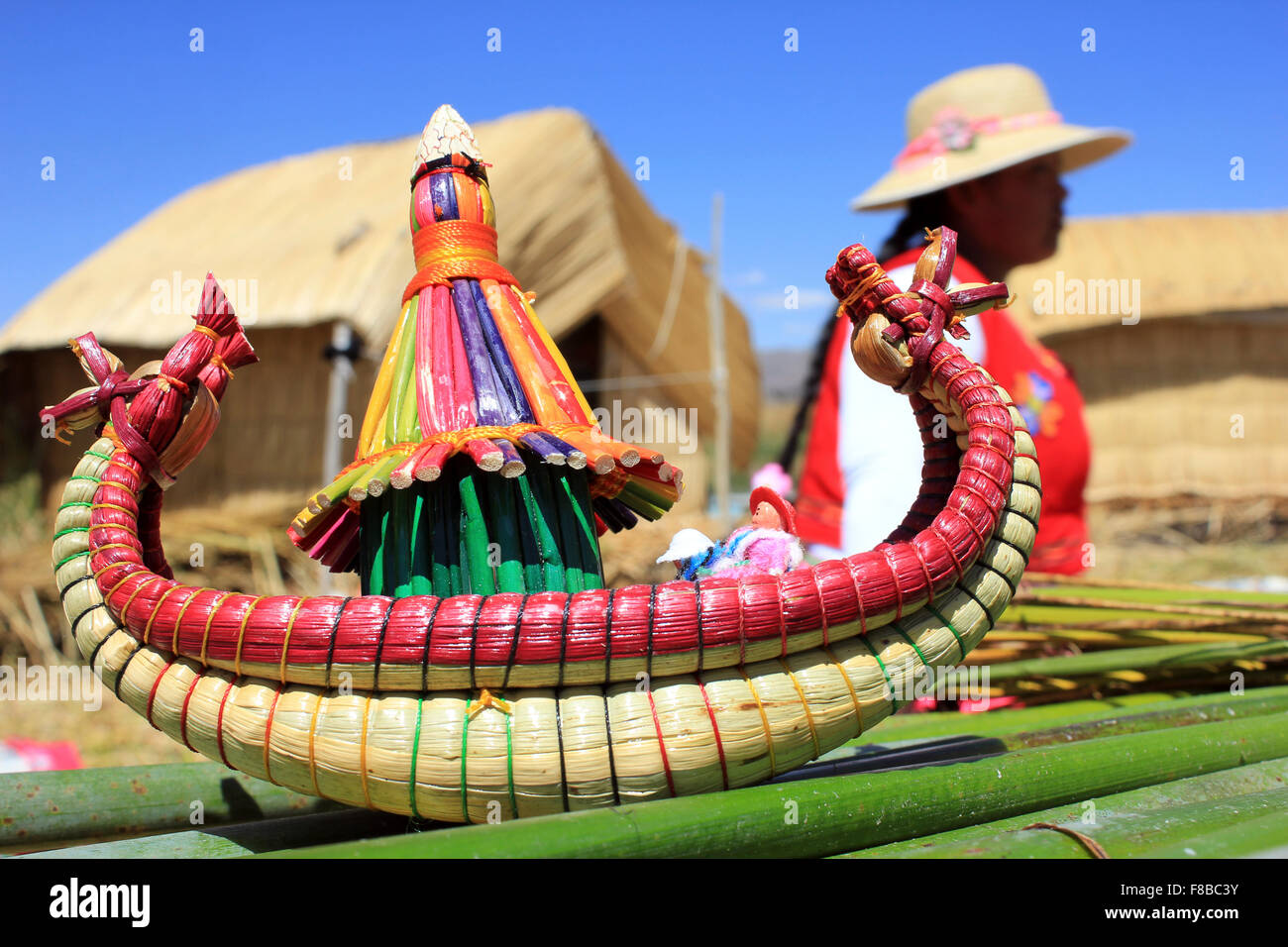 L'artisanat traditionnel de la communauté des indiens Uros, Lac Titicaca, Pérou Banque D'Images