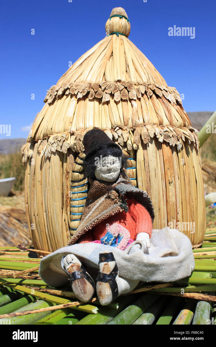 Uros poupée d'artisanat indien à l'extérieur d'un modèle d'une maison traditionnelle Banque D'Images
