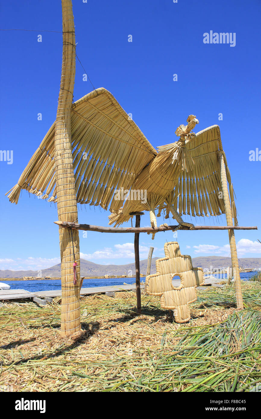 Sculpture d'un condor des Andes fabriqué à partir de roseaux Totora séchée sur les îles flottantes Uros, Lac Titicaca Banque D'Images