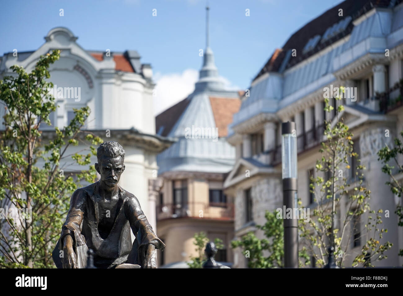 Statue de jozsef Attila à l'extérieur de l'édifice du parlement hongrois à Budapest Banque D'Images