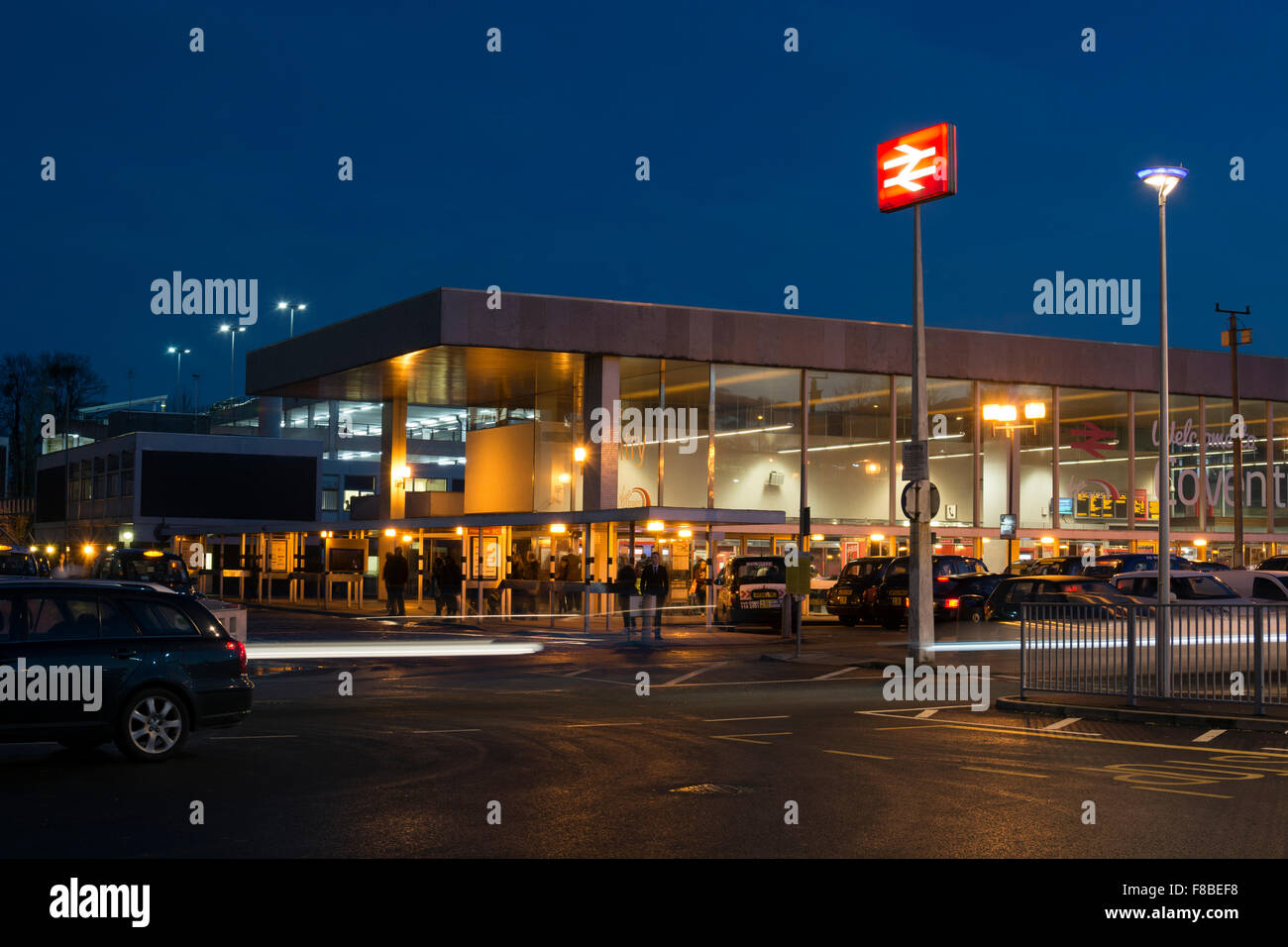 La gare de Coventry dans la nuit, West Midlands, England, UK Banque D'Images