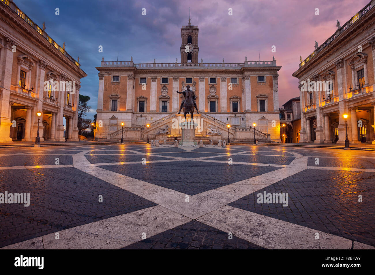 Rome. Image de la Piazza del Campidoglio, sur le sommet de la colline du Capitole, avec la façade de palais du sénateur. Banque D'Images