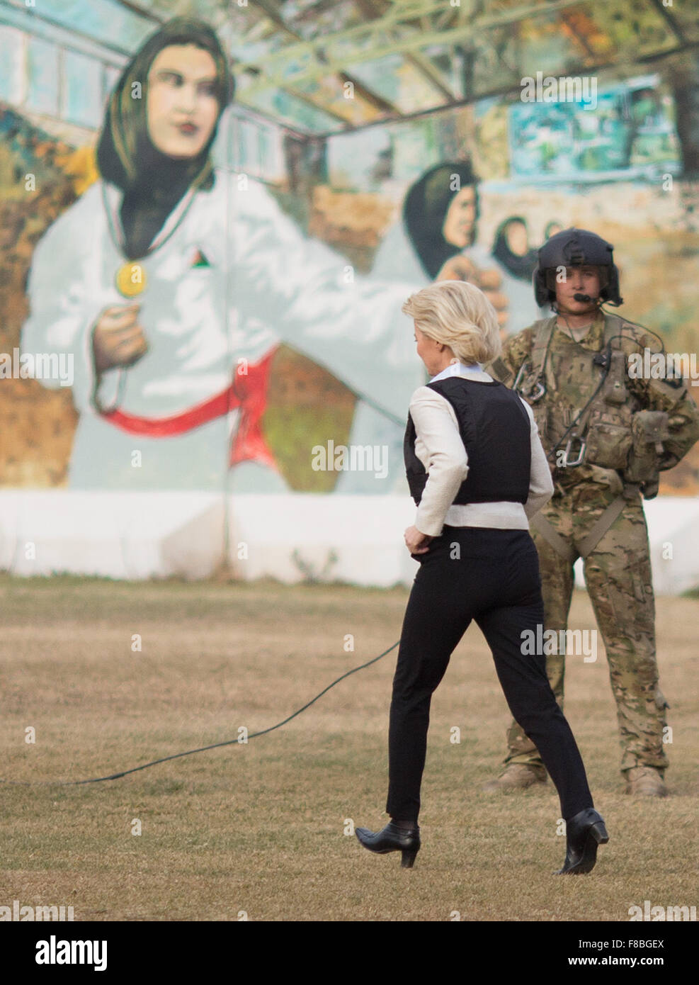 Kaboul, Afghanistan. Dec 8, 2015. Le ministre allemand de la défense, Ursula von der Leyen (CDU) s'exécutant à un hélicoptère Blackhawk de l'US Airforce pour le court vol vers l'aéroport, à Kaboul, Afghanistan, 8 décembre 2015. Le ministre plus tard a volé sur d'Islamabad au Pakistan. PHOTO : KAY NIETFELD/DPA/Alamy Live News Banque D'Images