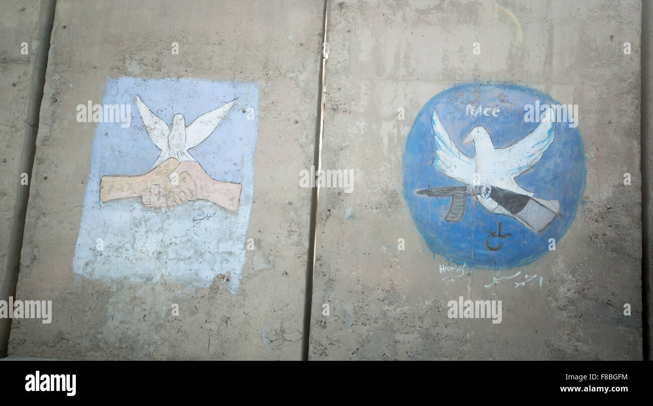 Kaboul, Afghanistan. Dec 8, 2015. Colombes de paix dessiné sur un mur de protection en béton dans le quartier du gouvernement à Kaboul, Afghanistan, 8 décembre 2015. PHOTO : KAY NIETFELD/DPA/Alamy Live News Banque D'Images