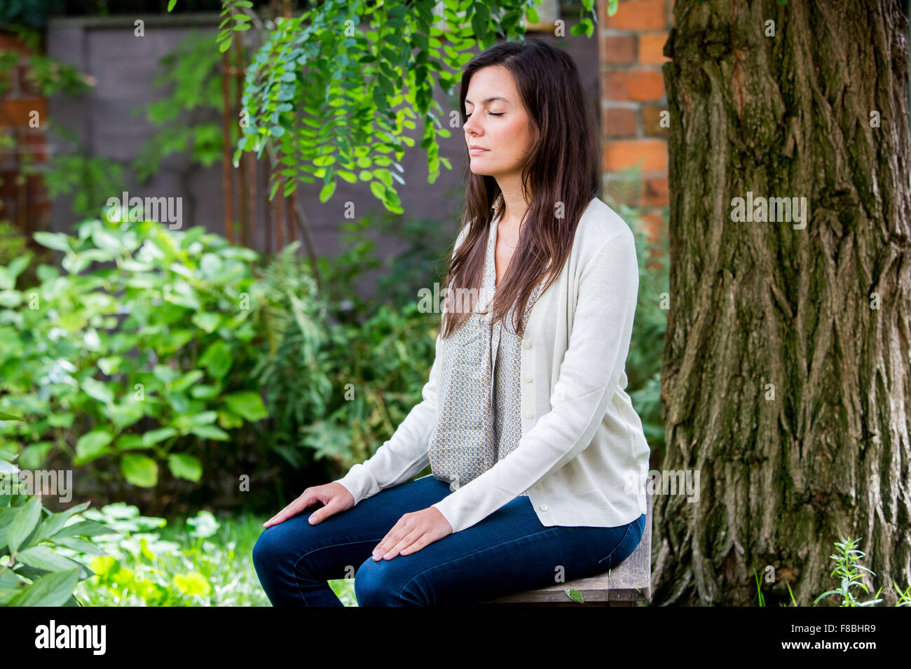 Senior woman pratiquer des exercices respiratoires. Banque D'Images