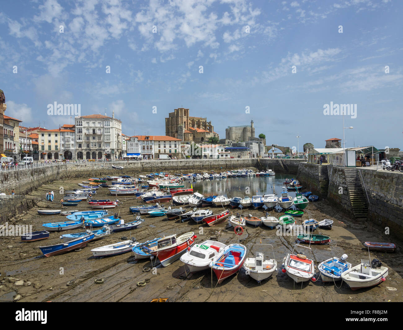 Bateaux de pêche dans le port à marée basse, Castro Urdiales, Cantabria, ESPAGNE Banque D'Images