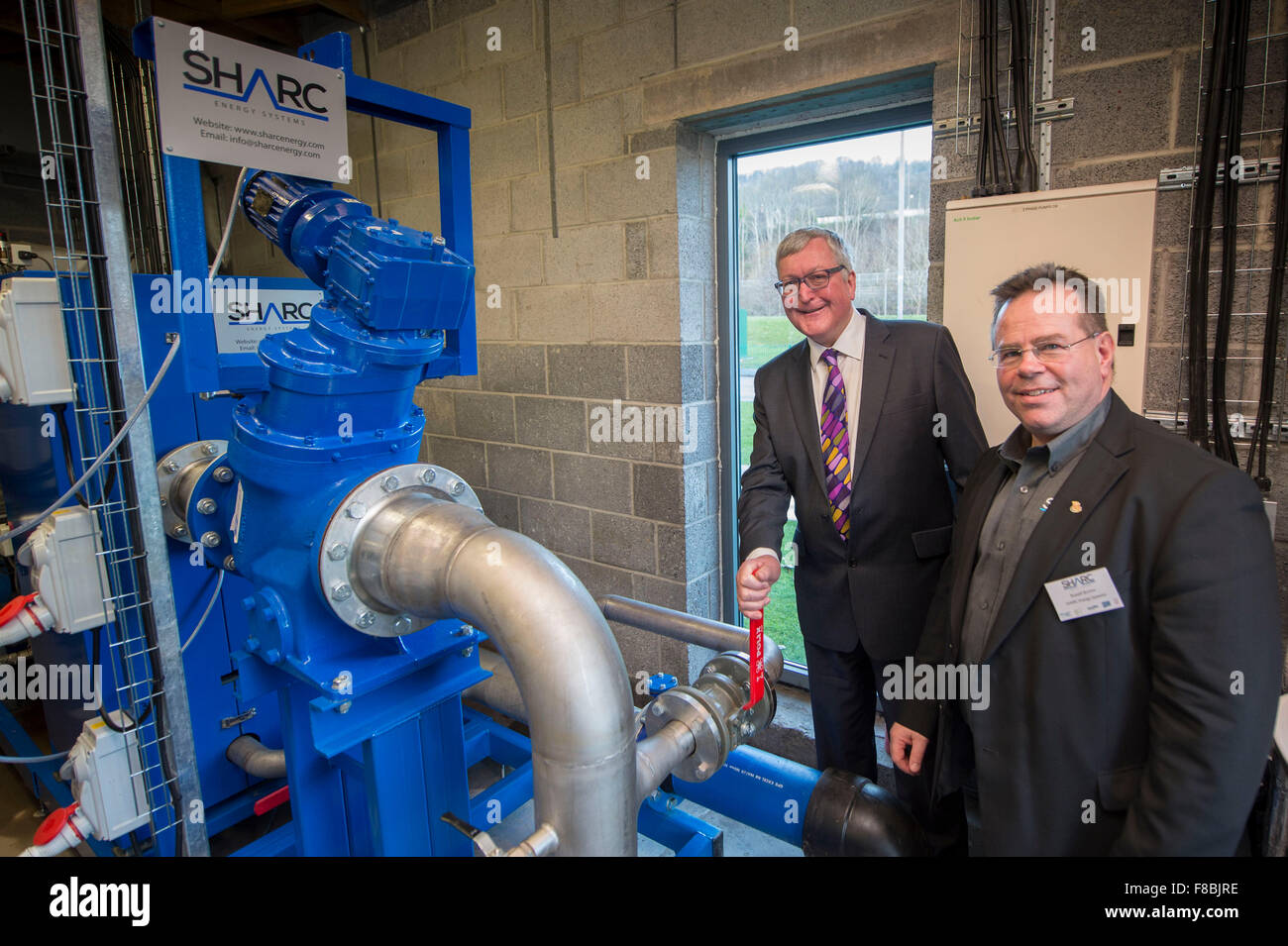 Galashiels, Campus de Collège Frontière, Netherdale, UK. 8 Décembre, 2015. D'abord en UK, la chaleur provenant des eaux usées Le ministre de l'énergie système Fergus Ewing, a lancé aujourd'hui le premier système de récupération d'énergie SHARC sur College Campus, à Galashiels. Partie d'un accord d'achat de 20 ans, fournit 95  % des besoins de chauffage du campus. Photographié ici avec Russ Burton, directeur des systèmes d'énergie SHARC , à l'entrée d'alimentation du système d'eaux usées, dans la nouvelle usine. Crédit : Rob Gray/Alamy Live News Banque D'Images