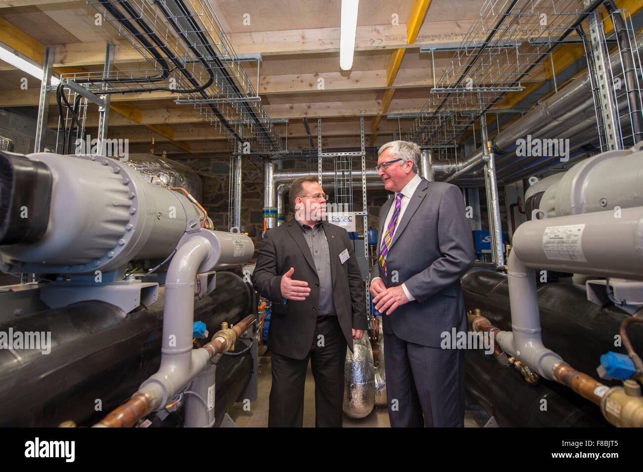 Galashiels, Campus de Collège Frontière, Netherdale, UK. 8 Décembre, 2015. D'abord en UK, la chaleur provenant des eaux usées Le ministre de l'énergie système Fergus Ewing, a lancé aujourd'hui le premier système de récupération d'énergie SHARC sur College Campus, à Galashiels. Partie d'un accord d'achat de 20 ans, fournit 95  % des besoins de chauffage du campus. Photographié ici avec Russ Burton, directeur des systèmes d'énergie SHARC dans la nouvelle usine. Crédit : Rob Gray/Alamy Live News Banque D'Images