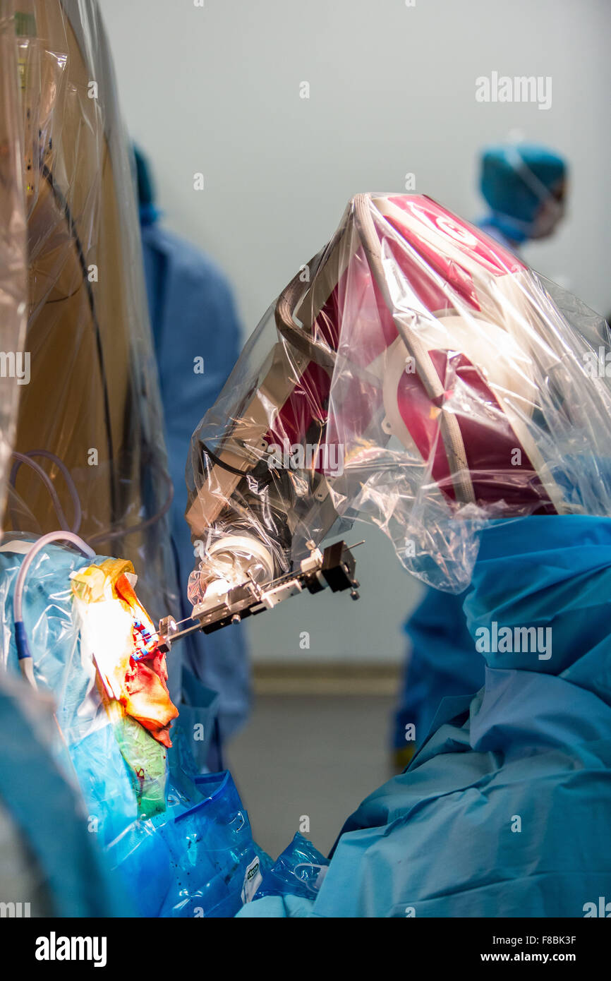 Traitement chirurgical de la maladie de Parkinson par stimulation cérébrale profonde avec Rosa ® robot, l'hôpital d'Amiens, France. Banque D'Images