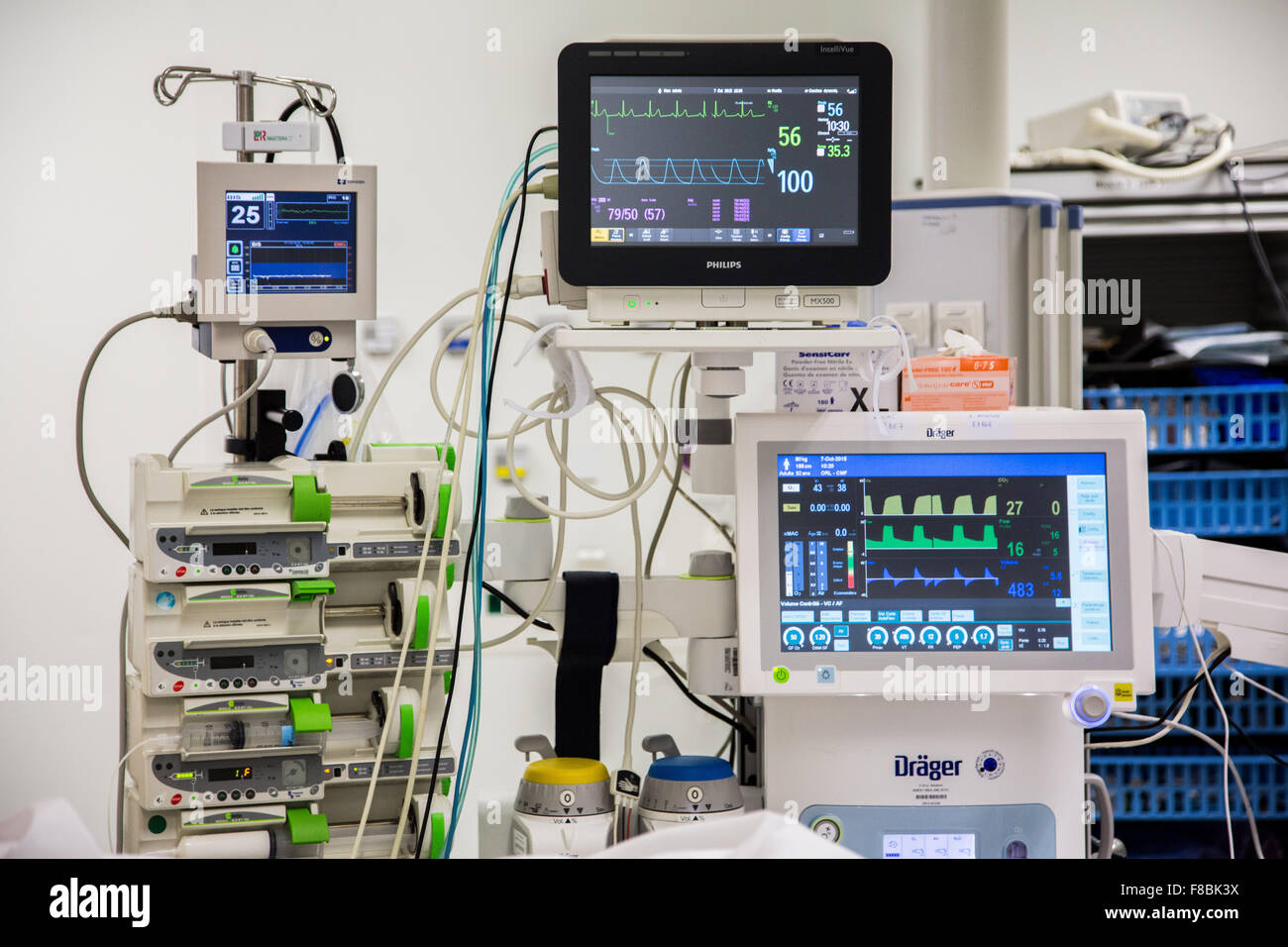 Moniteurs chirurgicale pour surveiller les signes vitaux d'un patient au cours d'une opération. Banque D'Images
