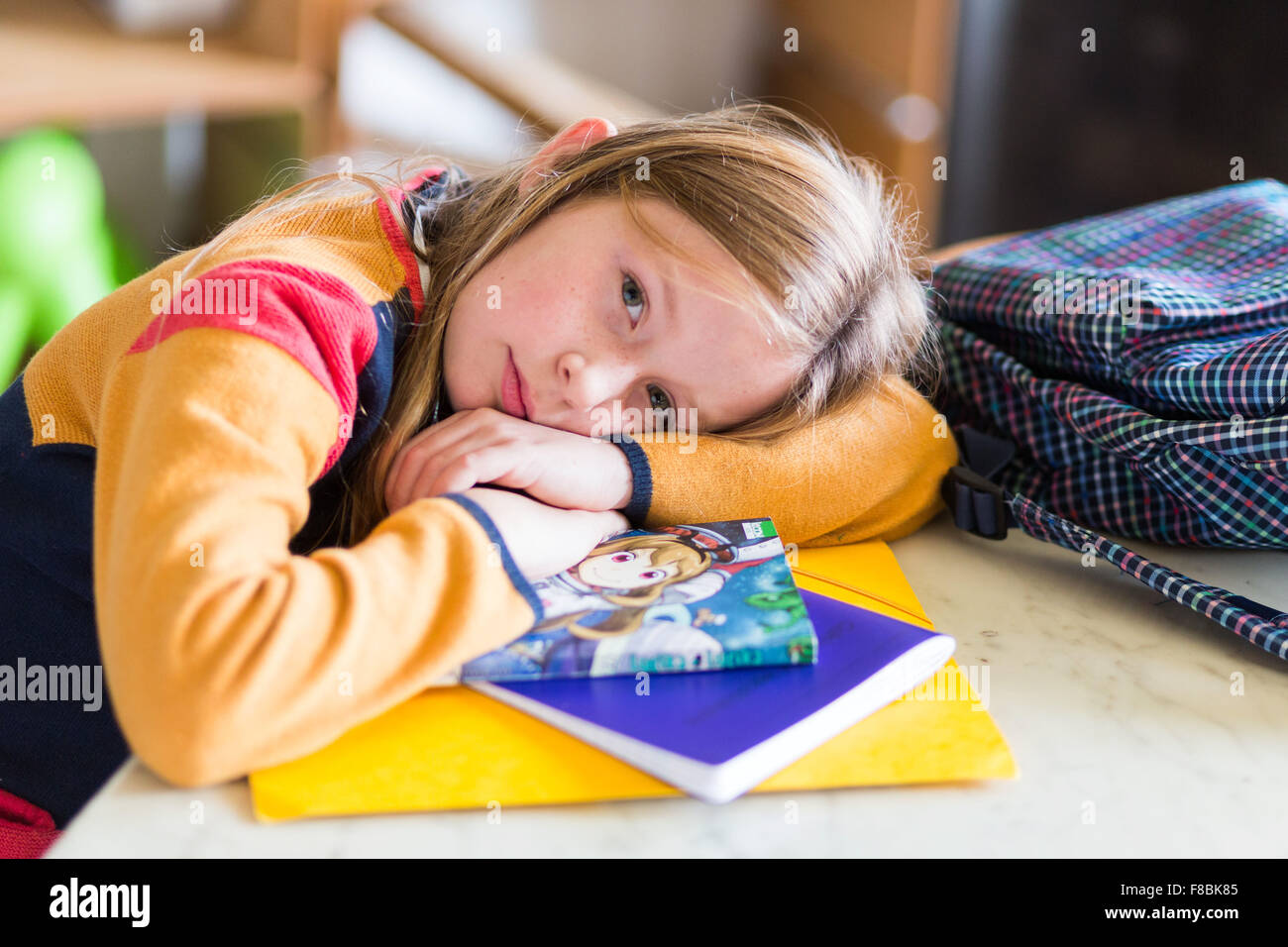 Petite fille de 9 ans fait ses devoirs. Banque D'Images