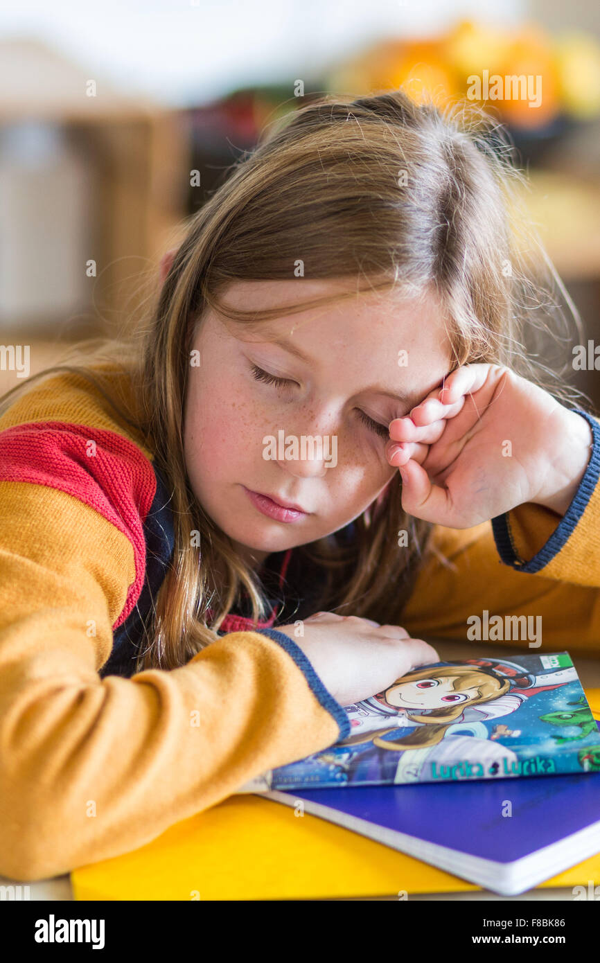 Petite fille de 9 ans fait ses devoirs. Banque D'Images