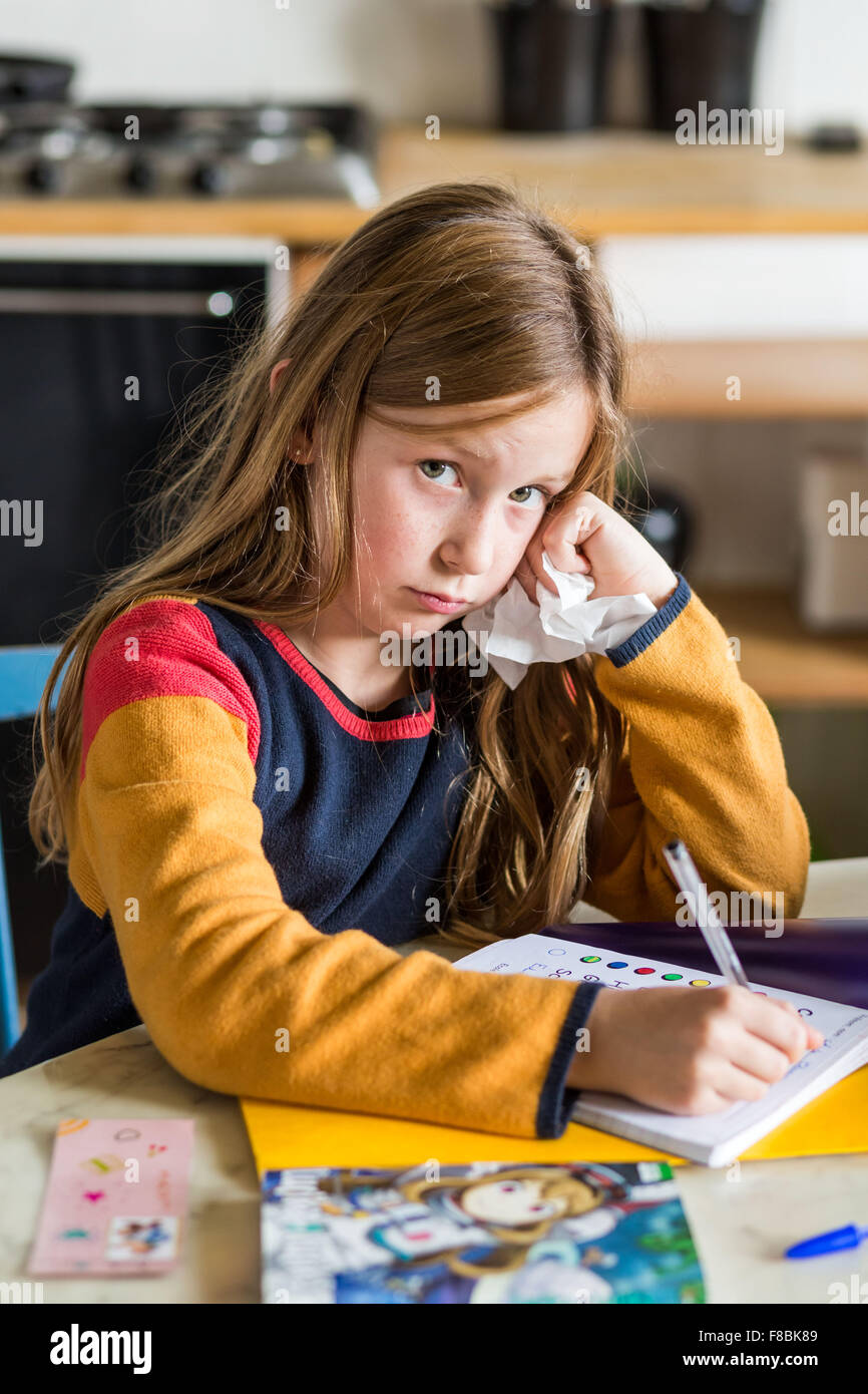 Petite fille de 9 ans fait ses devoirs. Banque D'Images
