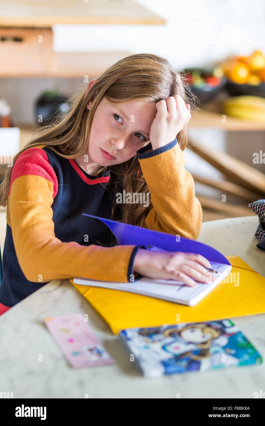 Petite fille de 9 ans fait ses devoirs. Banque D'Images