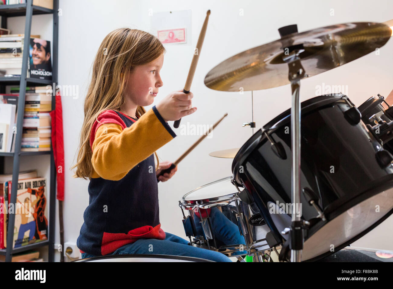 Petite fille de 9 ans à jouer de la batterie. Banque D'Images