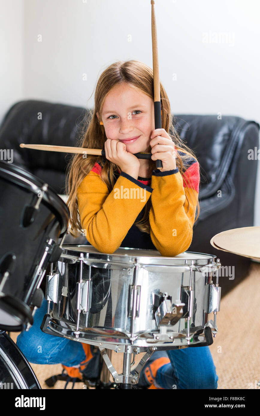 Petite fille de 9 ans à jouer de la batterie. Banque D'Images