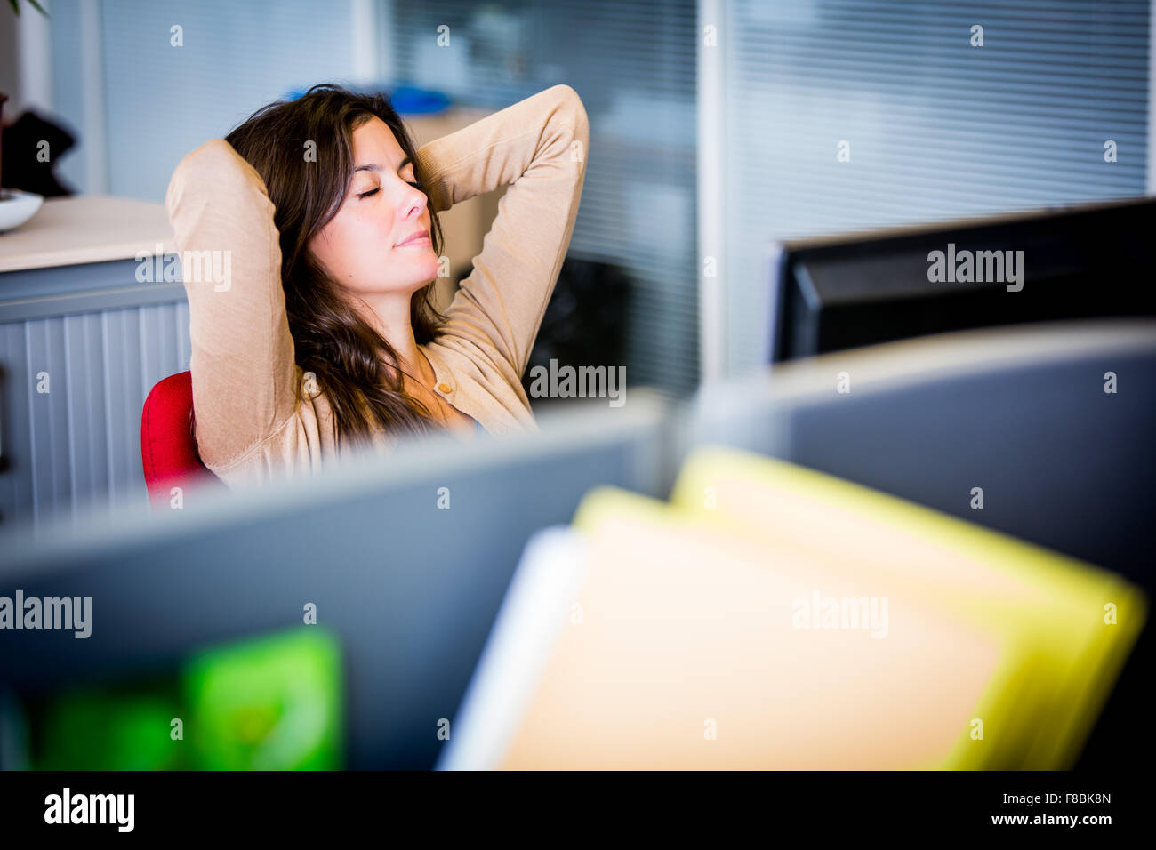Femme fatiguée au travail. Banque D'Images