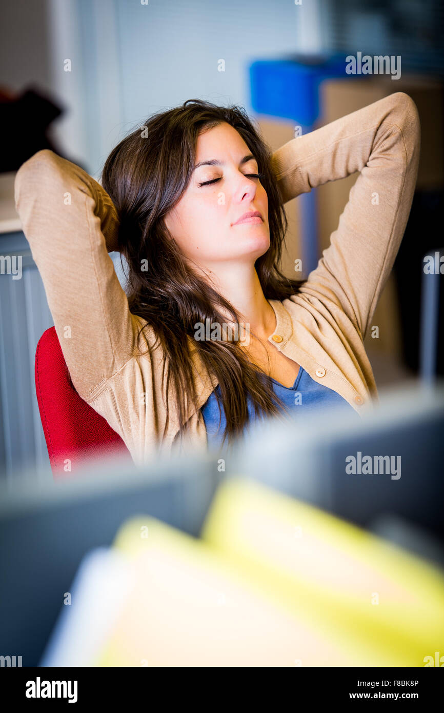 Femme fatiguée au travail. Banque D'Images