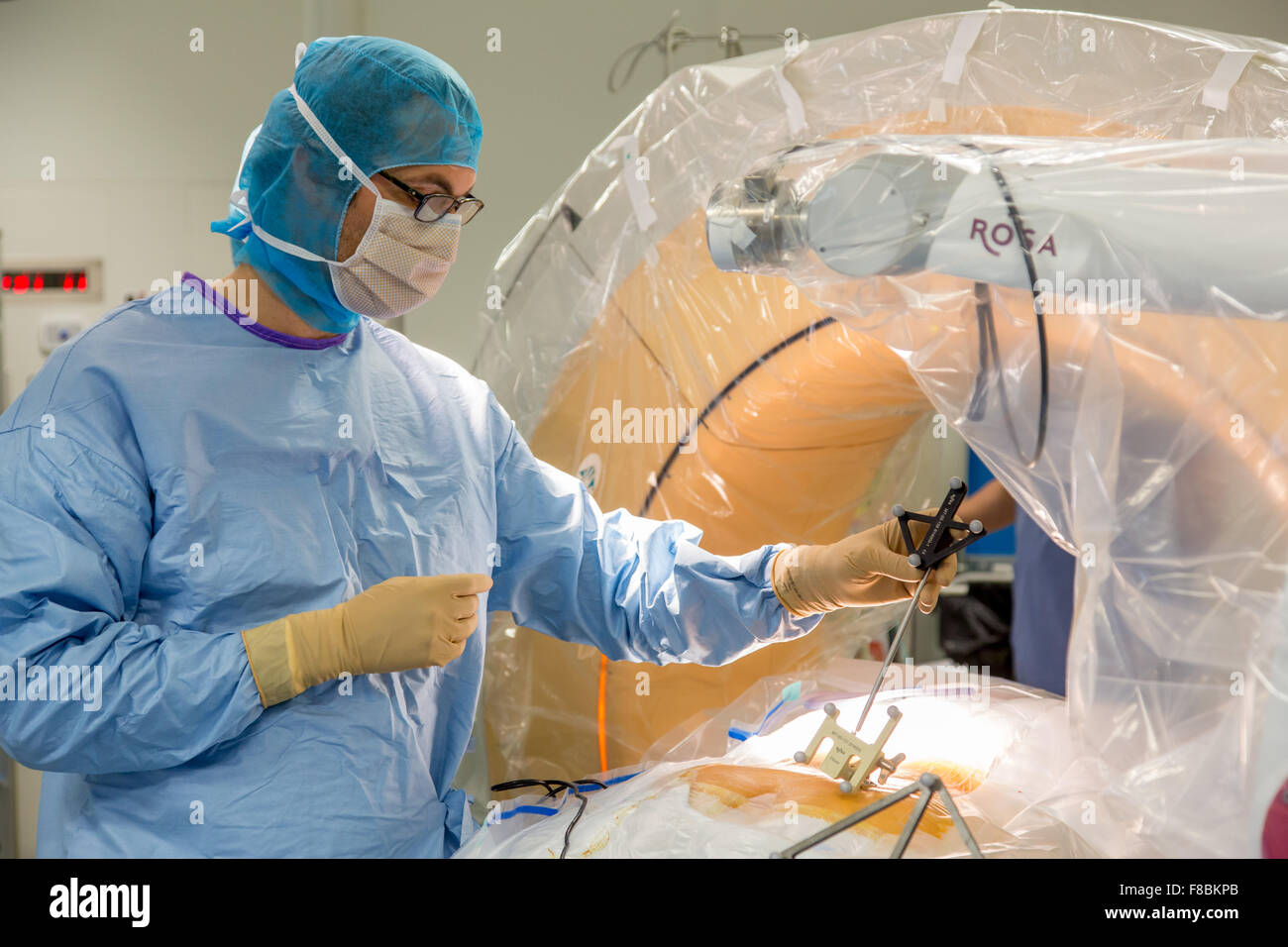 Patient recevant une prothèse de disque intervertébral pour traiter les hernies discales avec Rosa dos ® robot, l'hôpital d'Amiens, France. Banque D'Images
