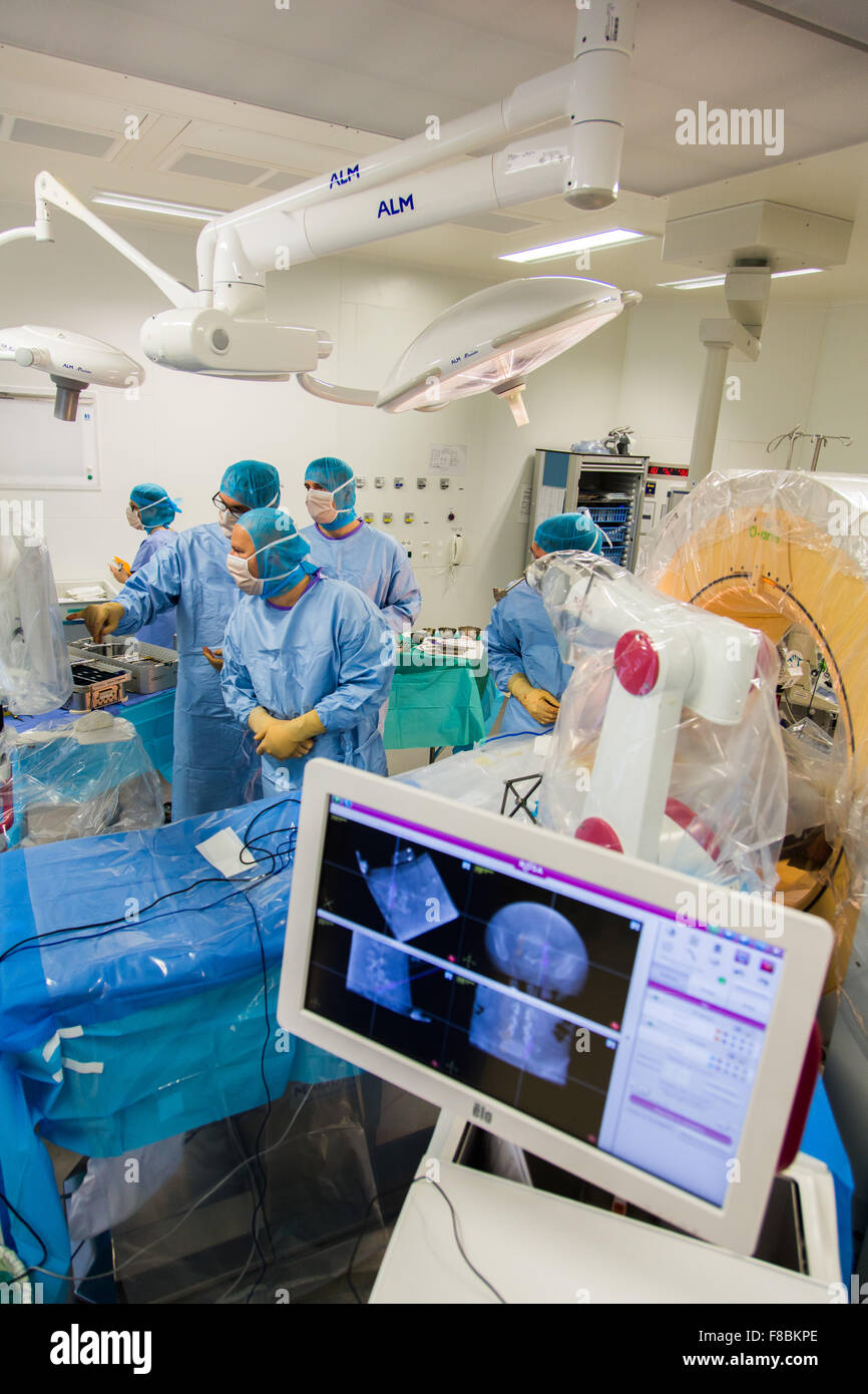 Patient recevant une prothèse de disque intervertébral pour traiter les hernies discales avec Rosa dos ® robot, l'hôpital d'Amiens, France. Banque D'Images