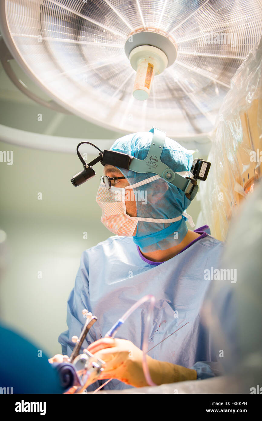 Patient recevant une prothèse de disque intervertébral pour traiter les hernies discales avec Rosa dos ® robot, l'hôpital d'Amiens, France. Banque D'Images