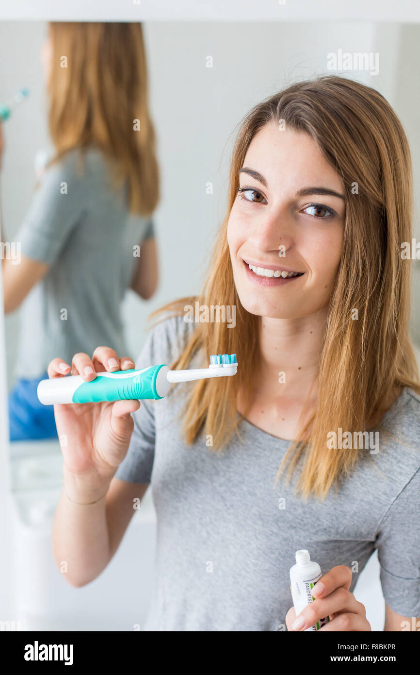 Femme se brosser les dents. Banque D'Images