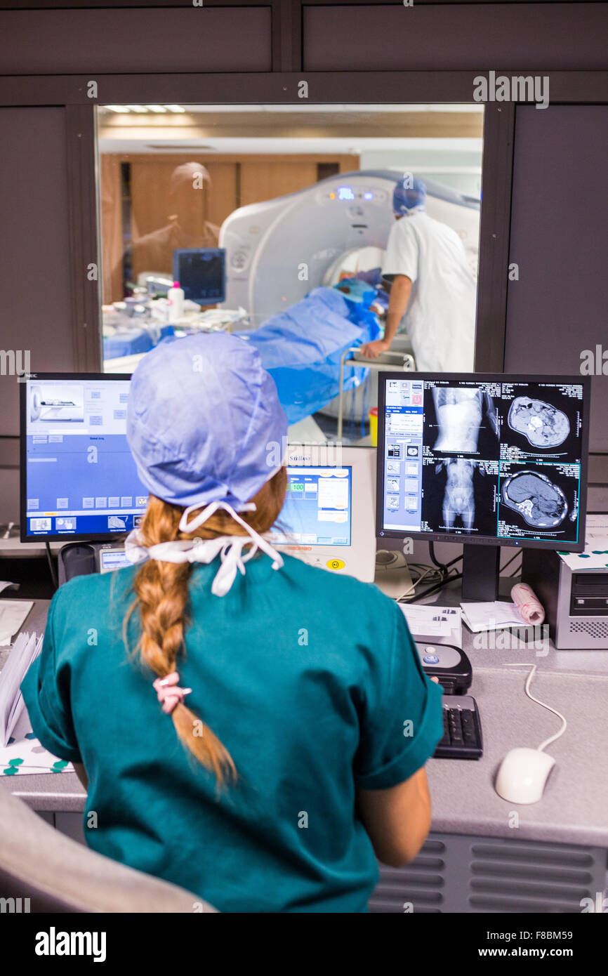 L'ablation par radiofréquence d'une tumeur au foie. Banque D'Images