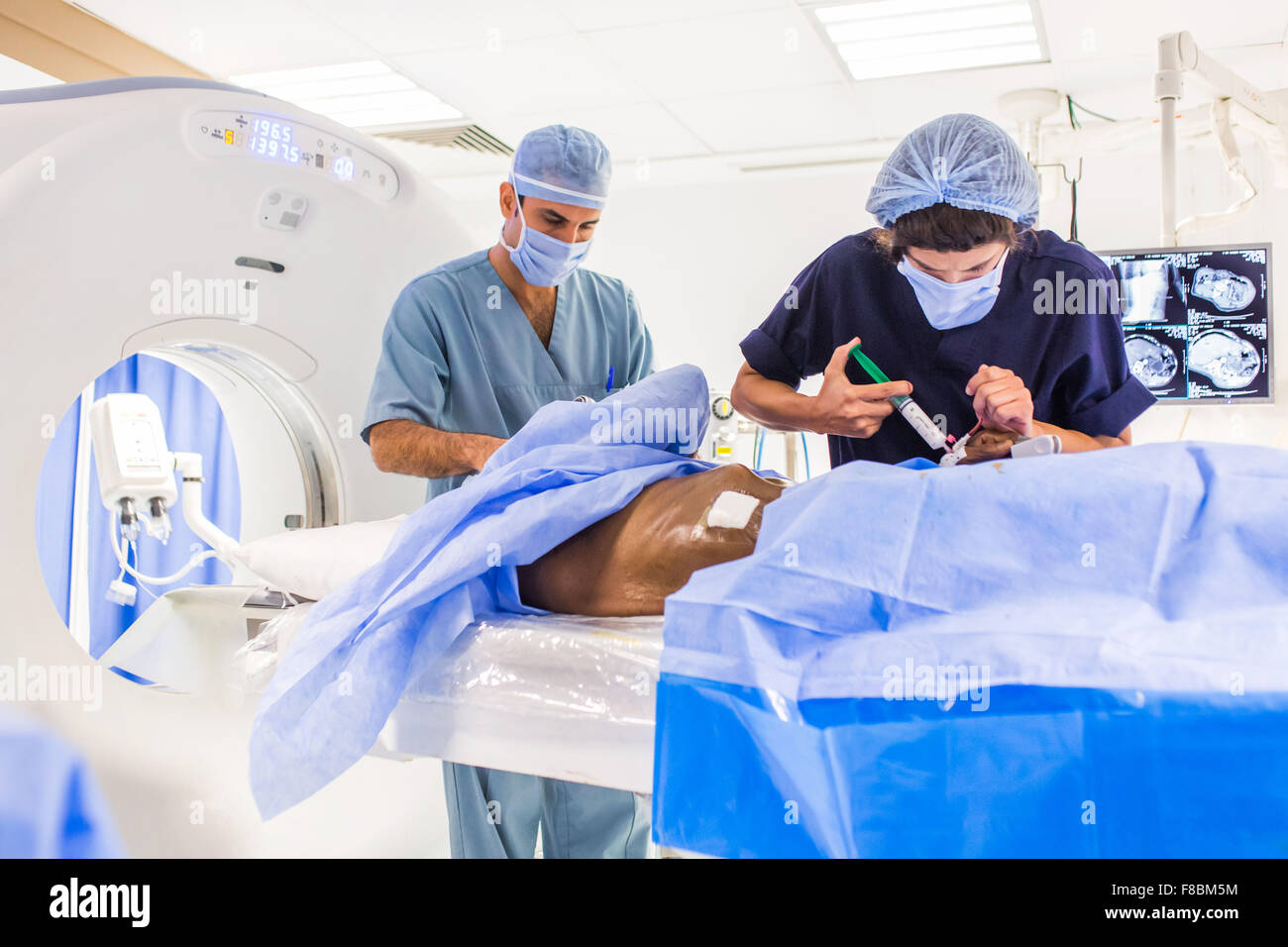 L'ablation par radiofréquence d'une tumeur au foie. Banque D'Images